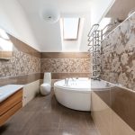 Les avantages du carrelage de couleur pour embellir les WC