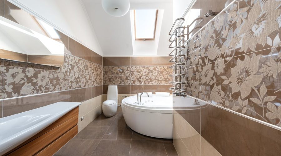 Les avantages du carrelage de couleur pour embellir les WC