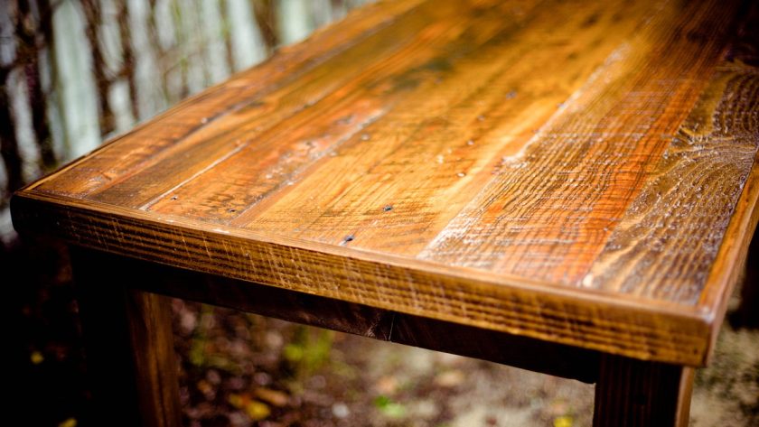 méthodes efficaces et prévention pour enlever des taches d'eau sur du bois