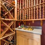 idées innovantes pour un aménagement de Cave à vin sous escalier