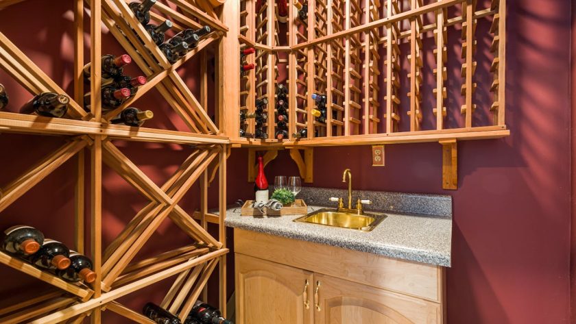idées innovantes pour un aménagement de Cave à vin sous escalier