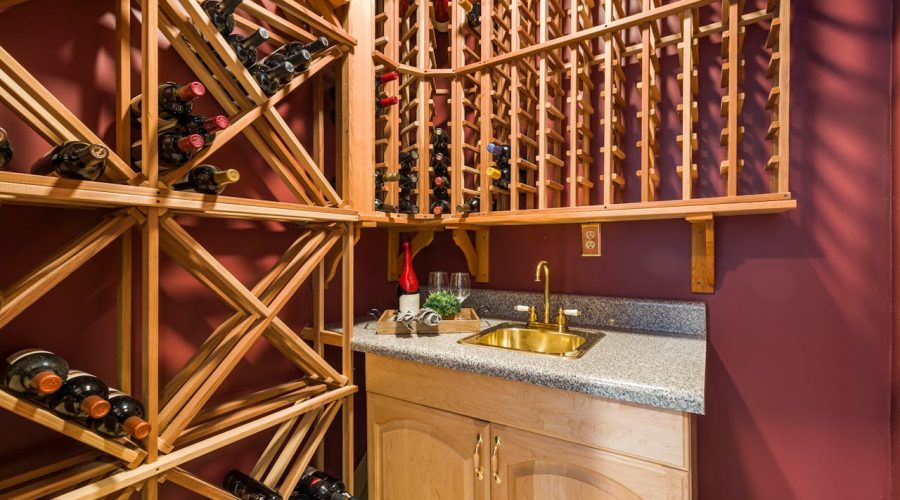 idées innovantes pour un aménagement de Cave à vin sous escalier