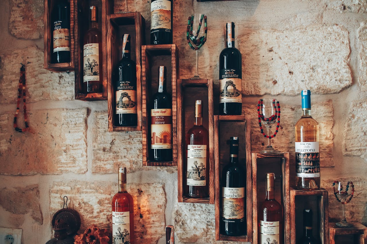 idées pour un aménagement de Cave à vin sous escalier
