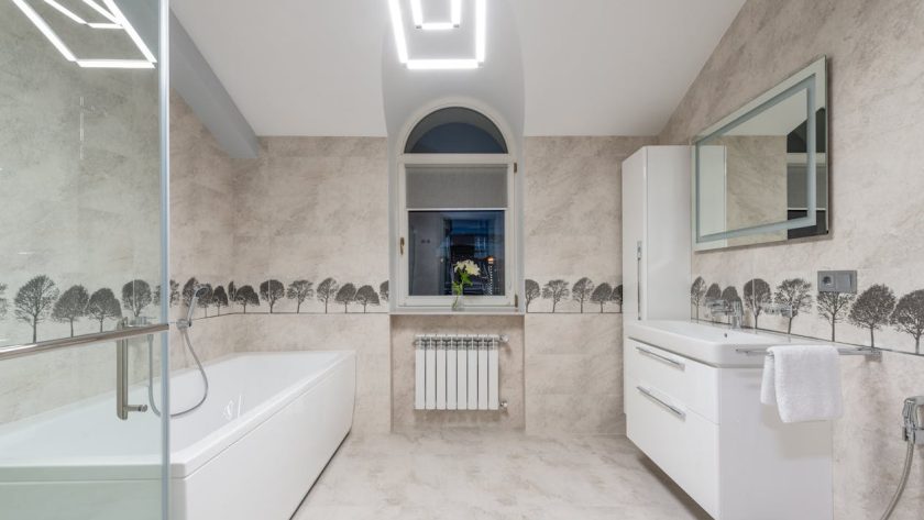guide complet pour l'Hauteur idéale de faïence dans une salle de bain
