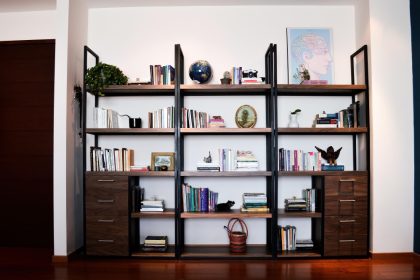 aménager une bibliothèque en sous pente pour gagner de l'espace