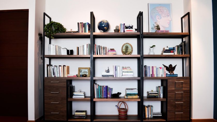 aménager une bibliothèque en sous pente pour gagner de l'espace