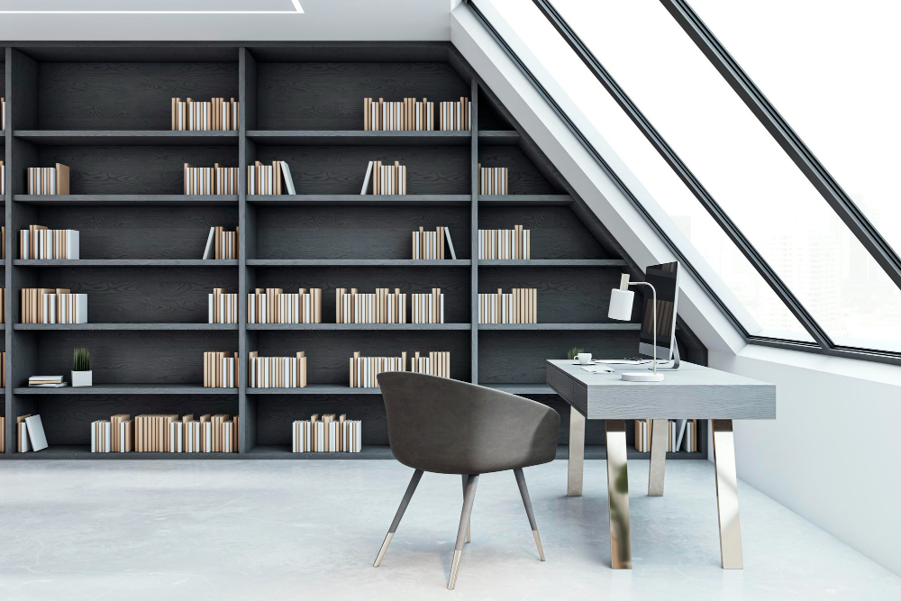 une bibliothèque en sous pente pour gagner de l'espace