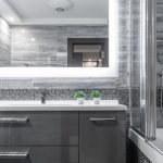 astuces pour aménager une salle de bains en gris et blanc