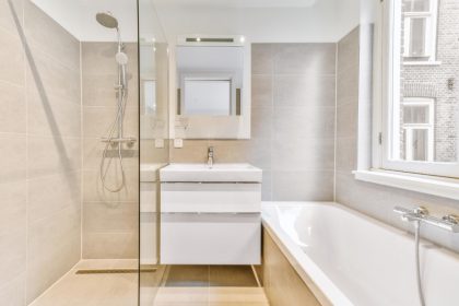 choisir un modèle moderne et fonctionnel du Meuble de salle de bain blanc laqué