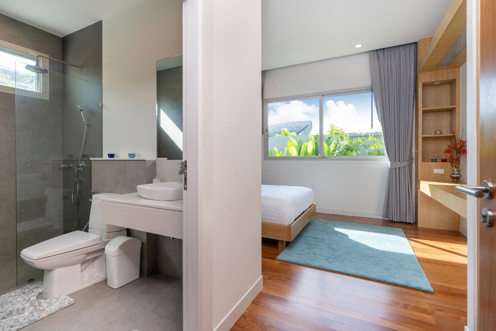  une chambre avec salle de bain 